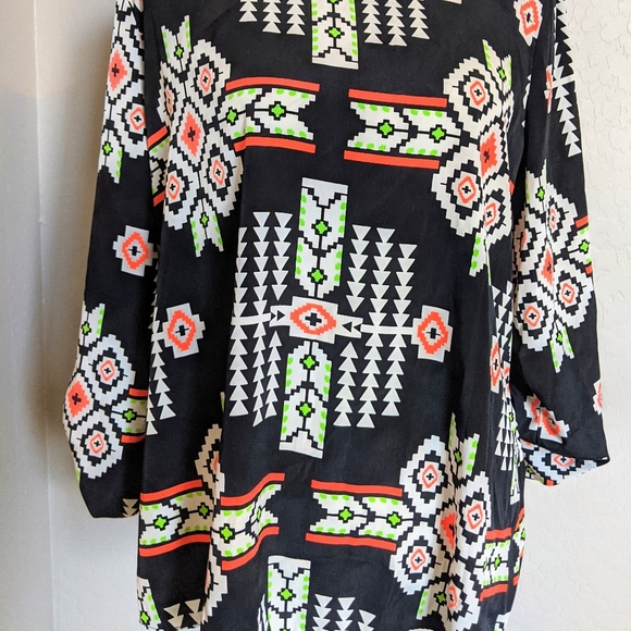 Geometric Blouse with Roll Up Buttoned Sleeves - Picture 4 of 5